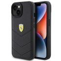 Etui Ferrari Quilted Metal Logo na iPhone 15 - czarne Ferrari